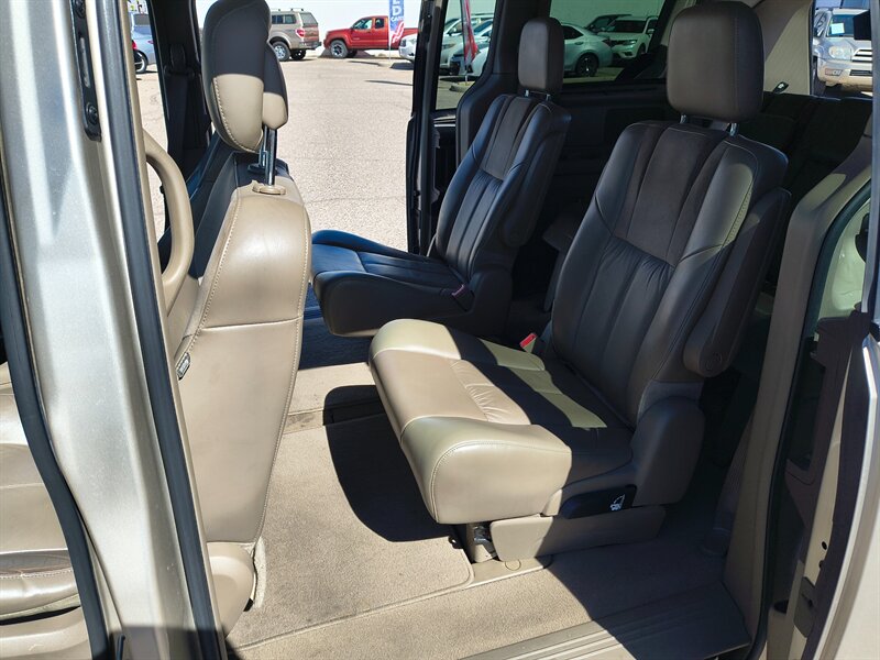 2012 Chrysler Town & Country Limited - Photo 9 - Tucson, AZ 85711