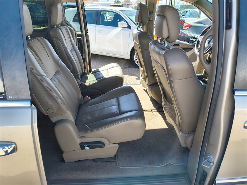 2012 Chrysler Town & Country Limited - Photo 11 - Tucson, AZ 85711