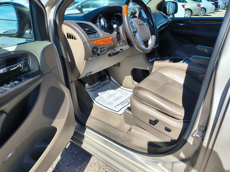 2012 Chrysler Town & Country Limited - Photo 8 - Tucson, AZ 85711