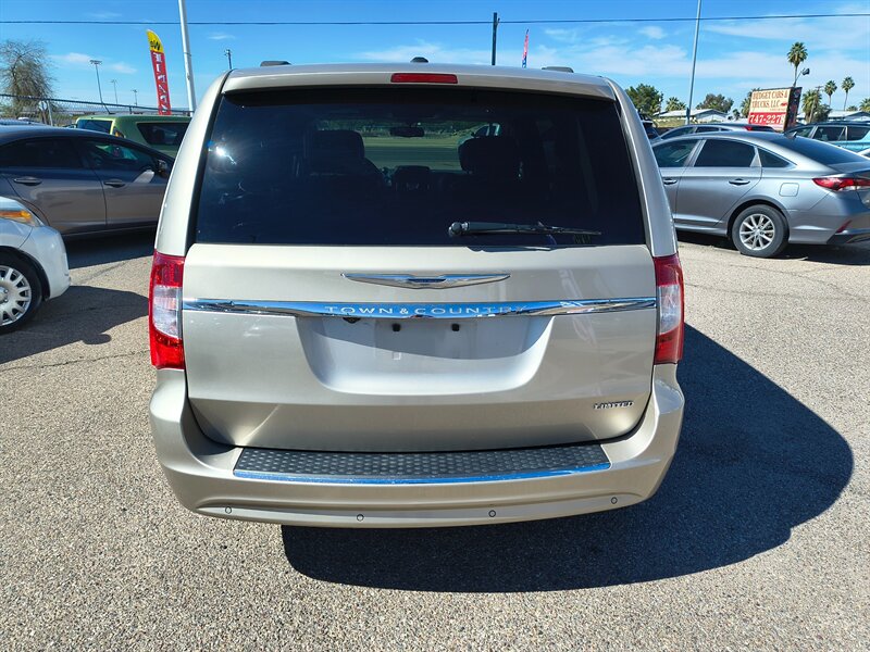 2012 Chrysler Town & Country Limited - Photo 7 - Tucson, AZ 85711