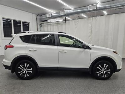 2017 Toyota RAV4 LE   - Photo 4 - Spring City, PA 19475
