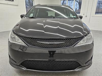 2019 Chrysler Pacifica Touring L Plus   - Photo 2 - Spring City, PA 19475