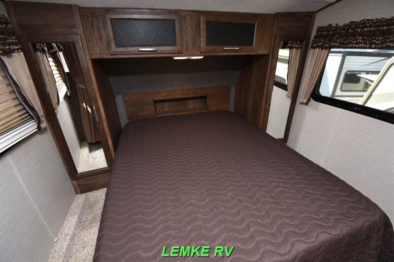 2015 Keystone Cougar Half-Ton 244RLSWE   - Photo 20 - Rocklin, CA 95677