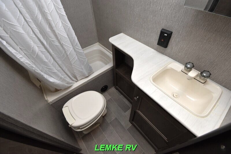 2020 Dutchmen Coleman Lantern 285BH   - Photo 20 - Rocklin, CA 95677