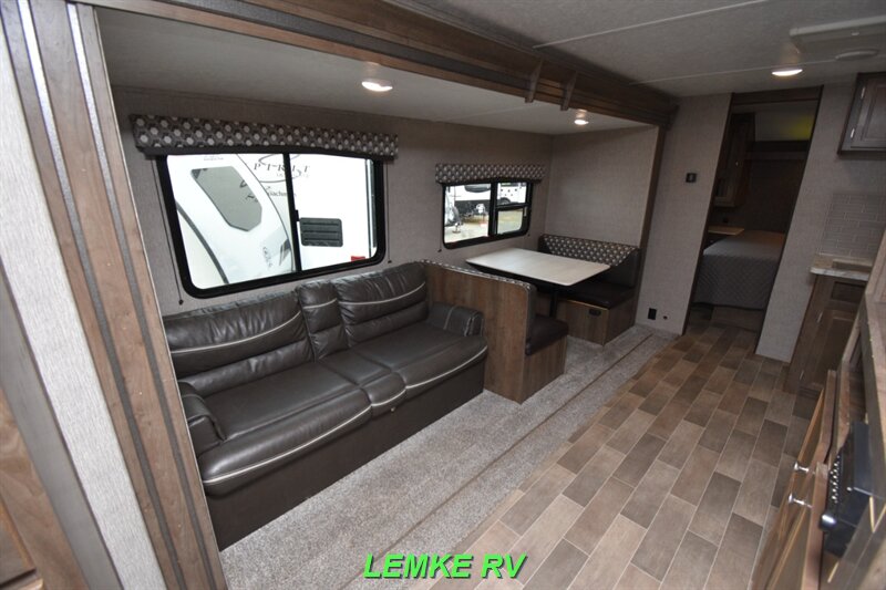 2020 Dutchmen Coleman Lantern 285BH   - Photo 10 - Rocklin, CA 95677