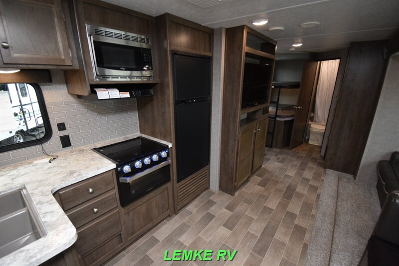 2020 Dutchmen Coleman Lantern 285BH   - Photo 11 - Rocklin, CA 95677