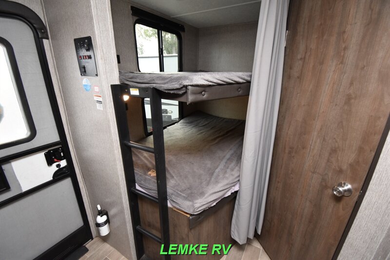 2020 Dutchmen Coleman Lantern 285BH   - Photo 15 - Rocklin, CA 95677