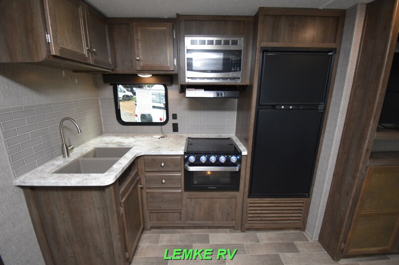 2020 Dutchmen Coleman Lantern 285BH   - Photo 12 - Rocklin, CA 95677