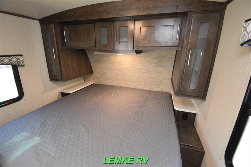 2020 Cruiser RV Radiance 32BH   - Photo 16 - Rocklin, CA 95677
