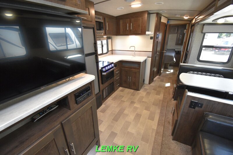 2020 Cruiser RV Radiance 32BH   - Photo 21 - Rocklin, CA 95677