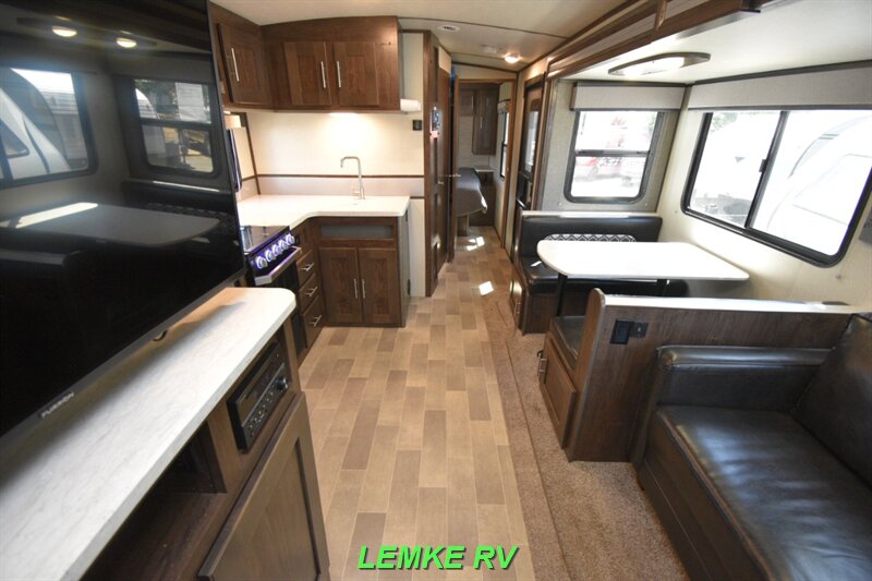 2020 Cruiser RV Radiance 32BH   - Photo 5 - Rocklin, CA 95677