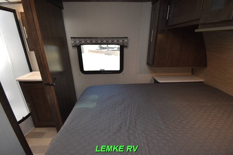 2020 Cruiser RV Radiance 32BH   - Photo 17 - Rocklin, CA 95677