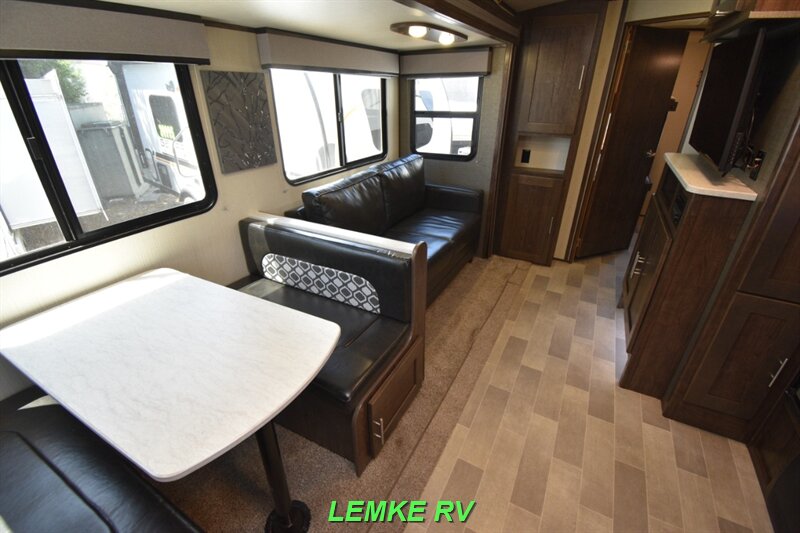 2020 Cruiser RV Radiance 32BH   - Photo 15 - Rocklin, CA 95677
