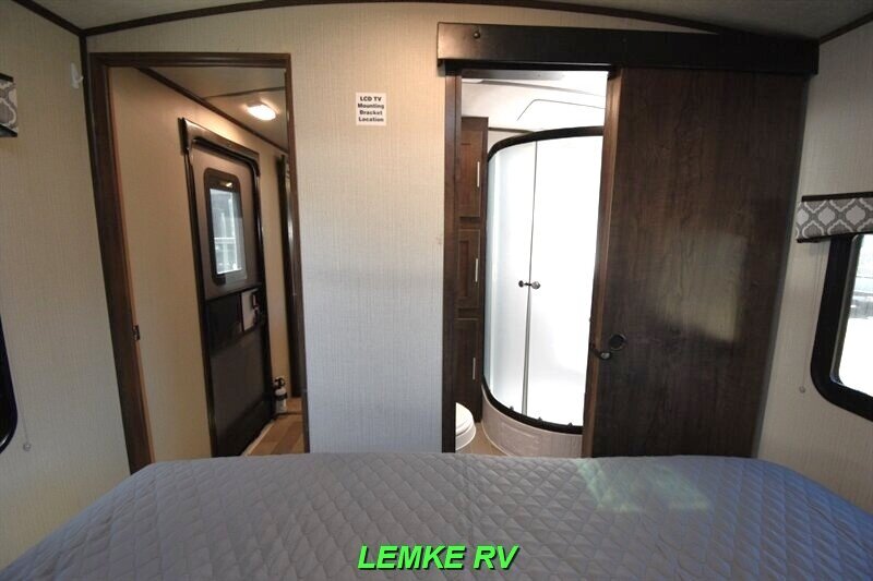 2020 Cruiser RV Radiance 32BH   - Photo 18 - Rocklin, CA 95677