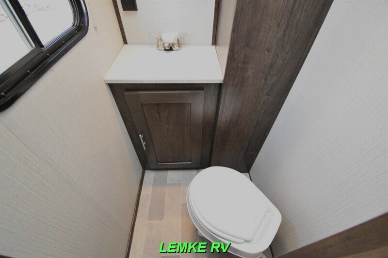 2020 Cruiser RV Radiance 32BH   - Photo 20 - Rocklin, CA 95677
