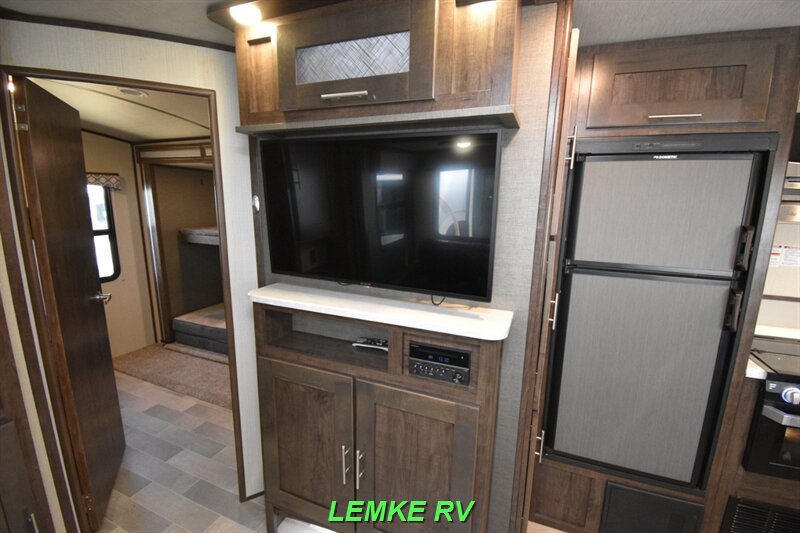 2020 Cruiser RV Radiance 32BH   - Photo 28 - Rocklin, CA 95677