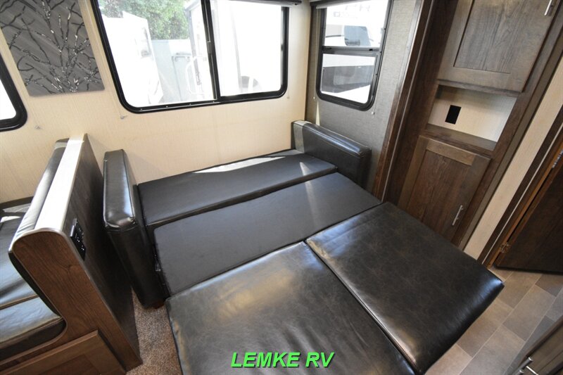 2020 Cruiser RV Radiance 32BH   - Photo 27 - Rocklin, CA 95677