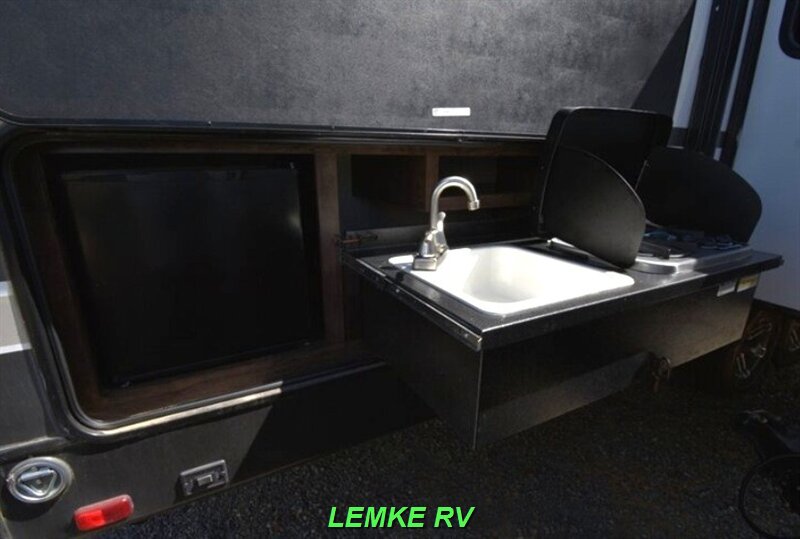 2020 Cruiser RV Radiance 32BH   - Photo 9 - Rocklin, CA 95677