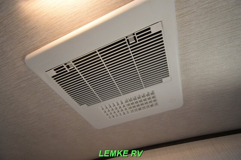 2020 Cruiser RV Radiance 32BH   - Photo 29 - Rocklin, CA 95677