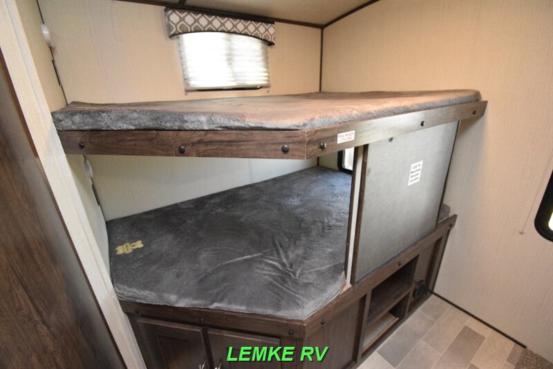 2020 Cruiser RV Radiance 32BH   - Photo 13 - Rocklin, CA 95677