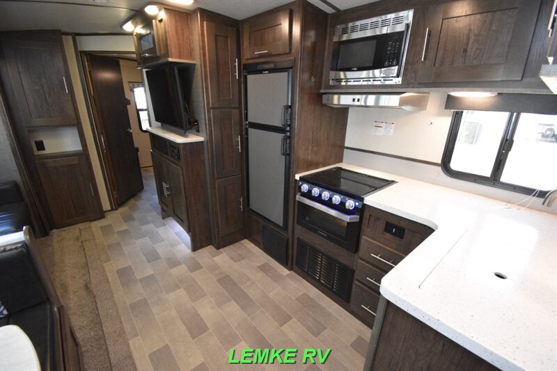 2020 Cruiser RV Radiance 32BH   - Photo 11 - Rocklin, CA 95677
