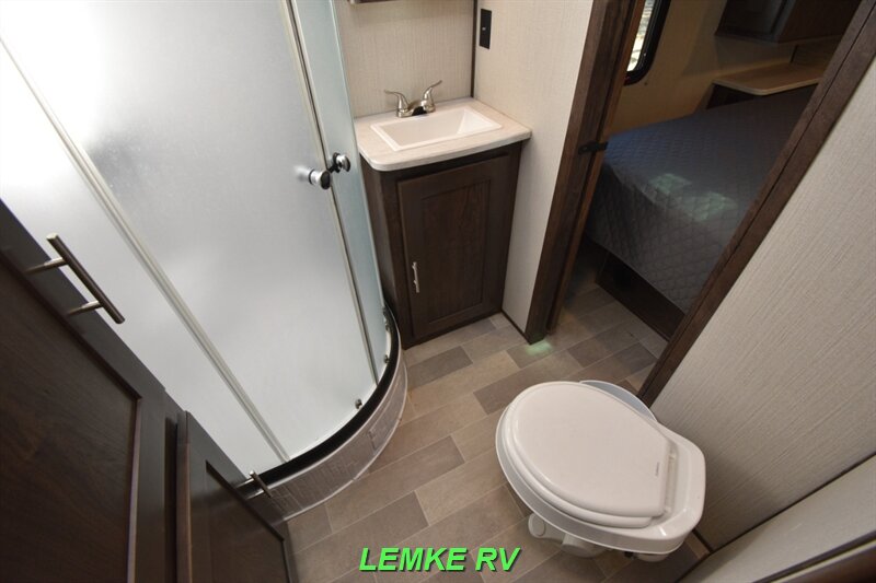2020 Cruiser RV Radiance 32BH   - Photo 19 - Rocklin, CA 95677