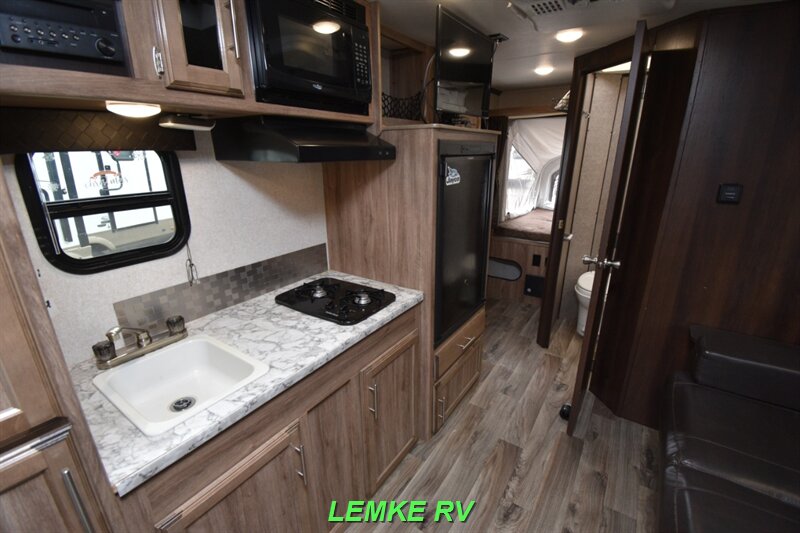 2018 Jayco Jay Feather 19XUD   - Photo 11 - Rocklin, CA 95677