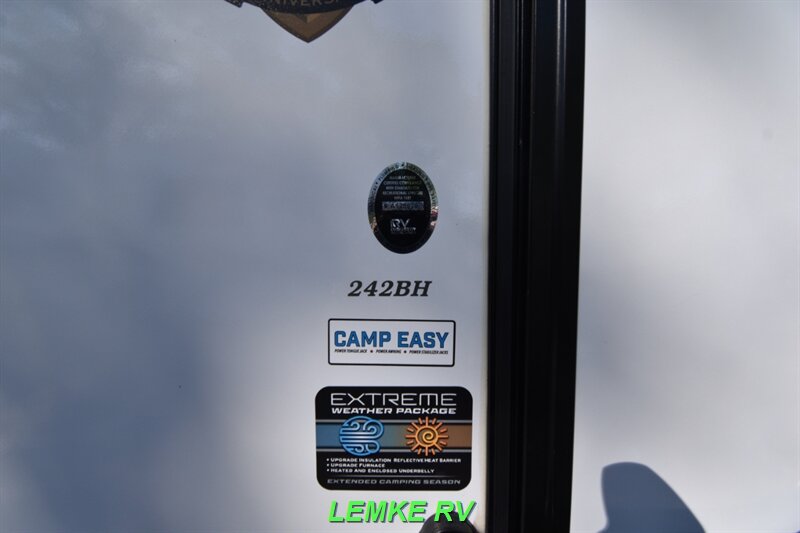 2022 CrossRoads RV Sunset Trail Super Lite SS242BH   - Photo 29 - Rocklin, CA 95677