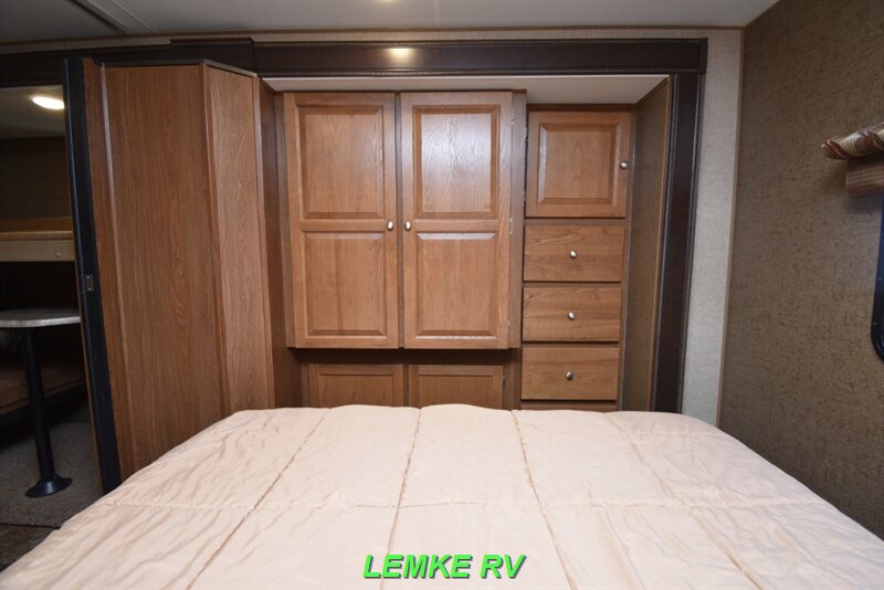 2017 Coachmen Leprechaun 310BH   - Photo 18 - Rocklin, CA 95677