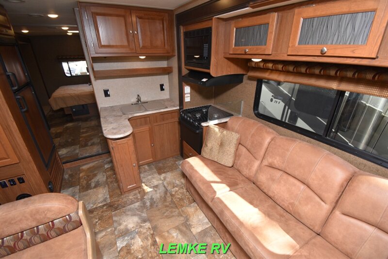 2017 Coachmen Leprechaun 310BH   - Photo 10 - Rocklin, CA 95677