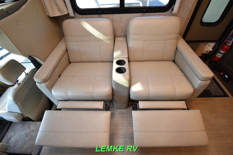 2021 Thor Magnitude XG32   - Photo 27 - Rocklin, CA 95677