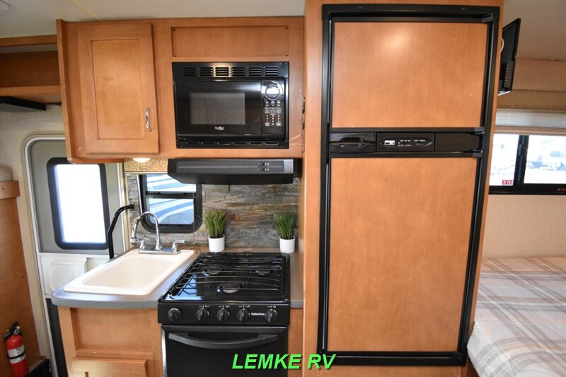 2017 Winnebago Minnie Winnie 22R   - Photo 12 - Rocklin, CA 95677