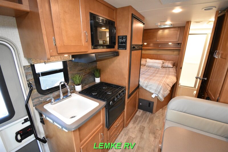 2017 Winnebago Minnie Winnie 22R   - Photo 11 - Rocklin, CA 95677