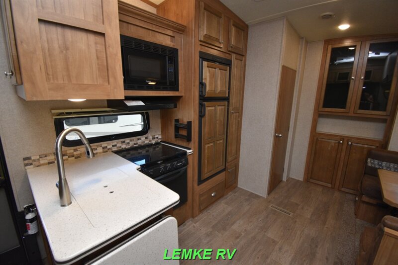 2018 Forest River Rockwood Signature Ultra Lite 8301WS   - Photo 12 - Rocklin, CA 95677