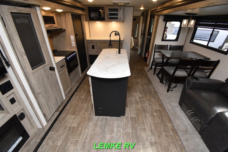 2021 Forest River Cherokee Alpha Wolf 26RL-L   - Photo 5 - Rocklin, CA 95677