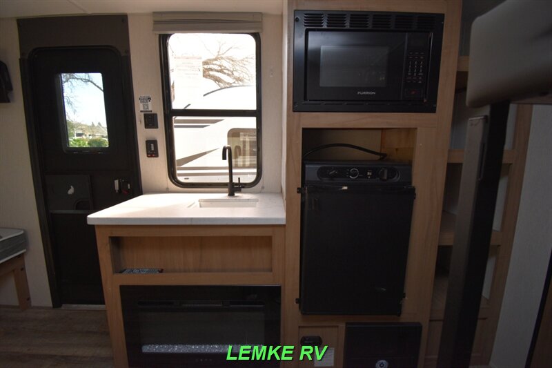 2024 Forest River Cherokee Wolf Den 16EV   - Photo 16 - Rocklin, CA 95677