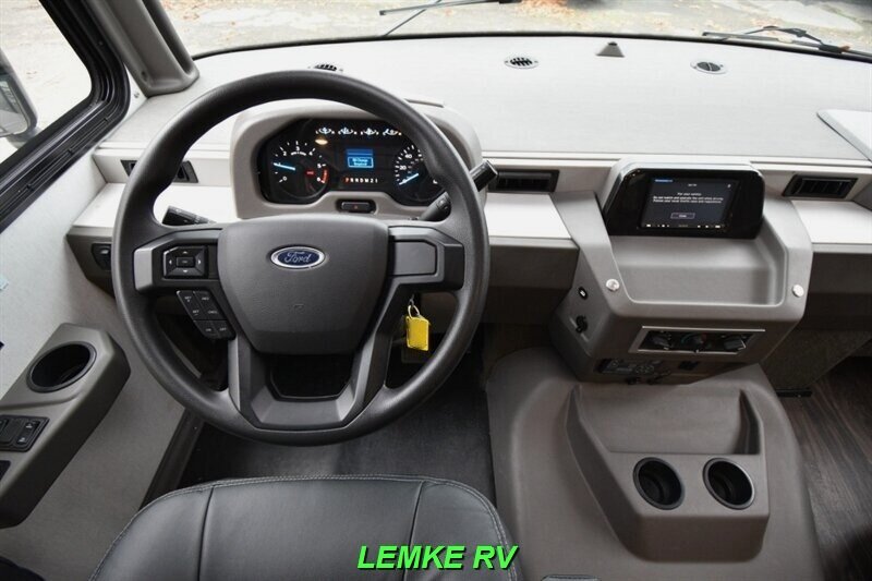 2023 Winnebago Sunstar 29NP   - Photo 10 - Rocklin, CA 95677