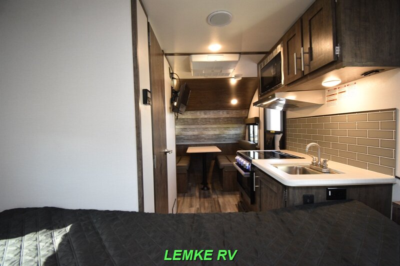 2022 Riverside RV Retro 165   - Photo 15 - Rocklin, CA 95677