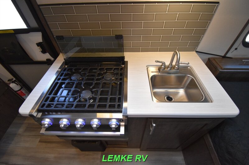 2022 Riverside RV Retro 165   - Photo 10 - Rocklin, CA 95677