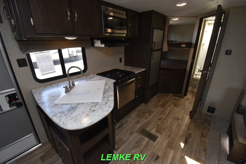 2018 Keystone Springdale 240BHWE   - Photo 11 - Rocklin, CA 95677