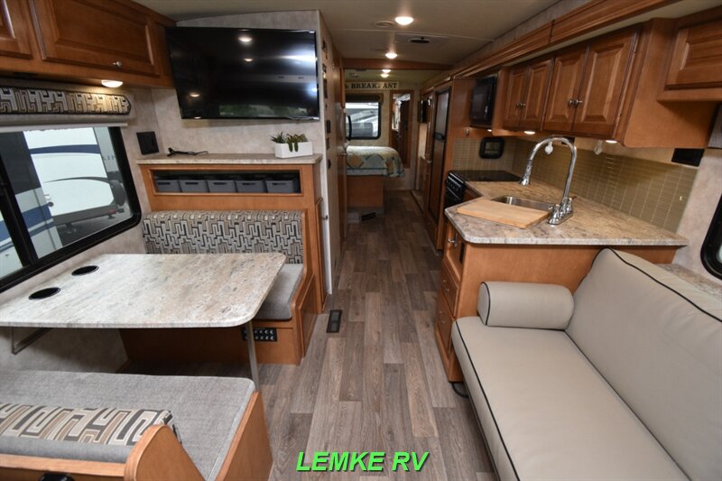 2019 Winnebago Vista 29VE   - Photo 2 - Rocklin, CA 95677