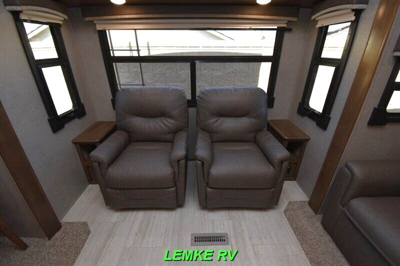 2020 Forest River Rockwood Signature Ultra Lite 8299SB   - Photo 21 - Rocklin, CA 95677