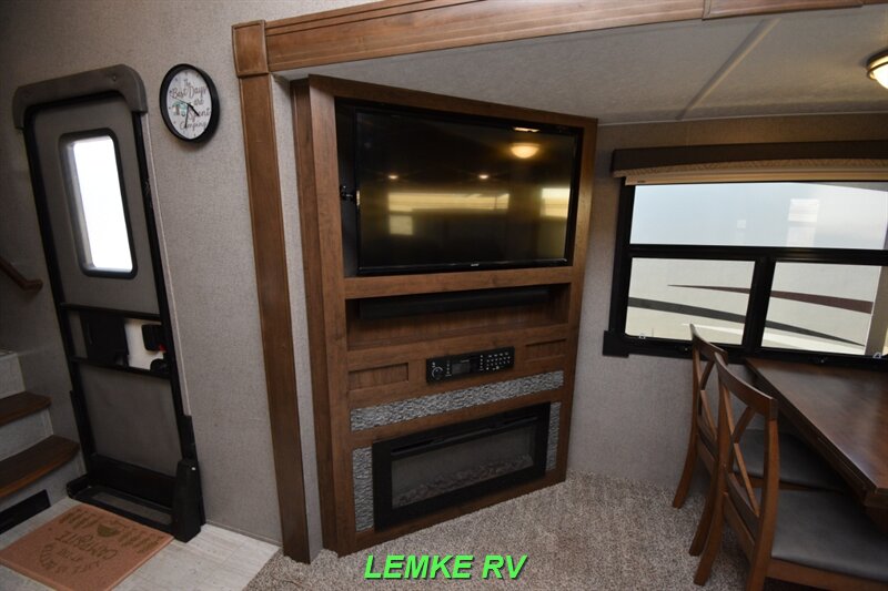 2020 Forest River Rockwood Signature Ultra Lite 8299SB   - Photo 22 - Rocklin, CA 95677