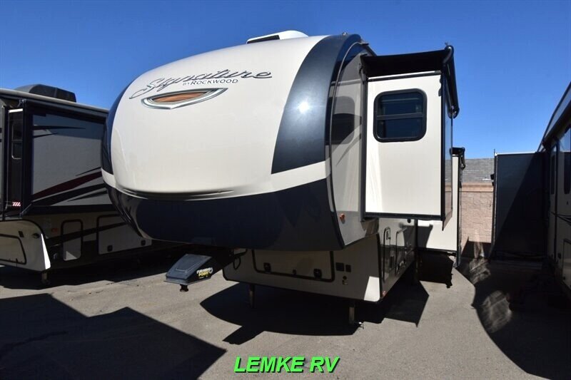 2020 Forest River Rockwood Signature Ultra Lite 8299SB   - Photo 6 - Rocklin, CA 95677