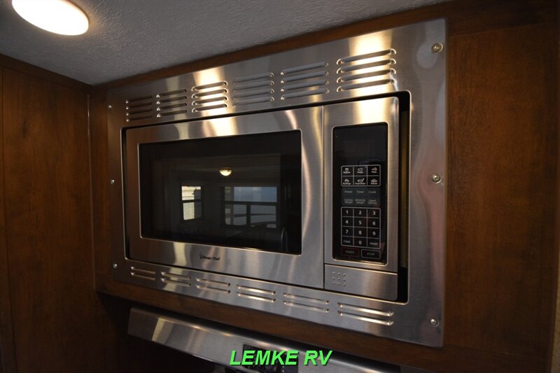 2020 Forest River Rockwood Signature Ultra Lite 8299SB   - Photo 24 - Rocklin, CA 95677