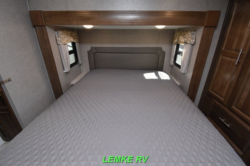 2020 Forest River Rockwood Signature Ultra Lite 8299SB   - Photo 14 - Rocklin, CA 95677