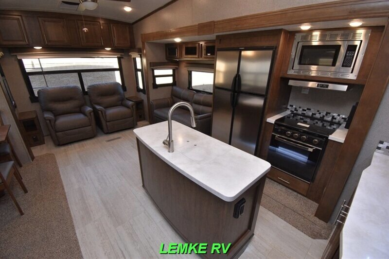 2020 Forest River Rockwood Signature Ultra Lite 8299SB   - Photo 10 - Rocklin, CA 95677