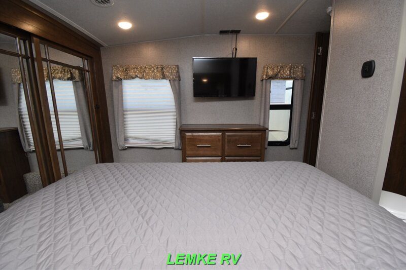 2020 Forest River Rockwood Signature Ultra Lite 8299SB   - Photo 16 - Rocklin, CA 95677