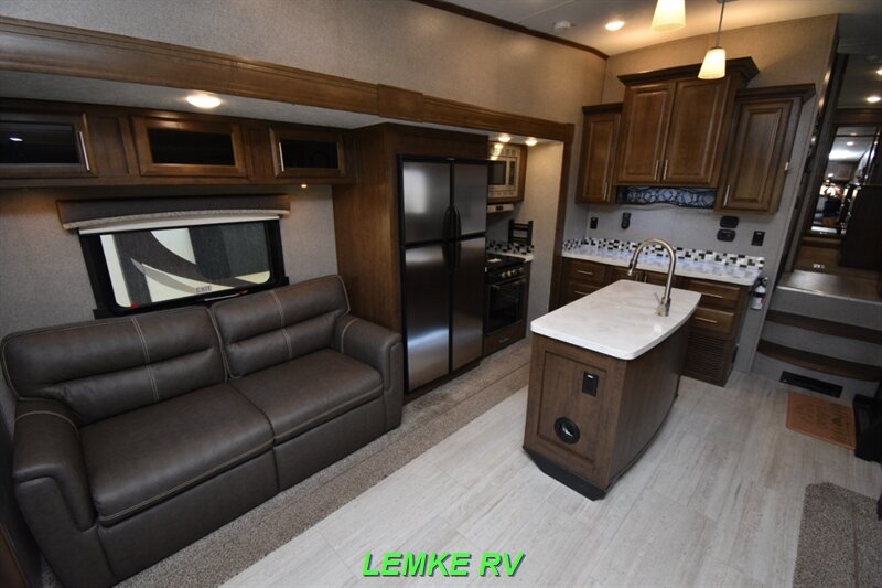 2020 Forest River Rockwood Signature Ultra Lite 8299SB   - Photo 17 - Rocklin, CA 95677