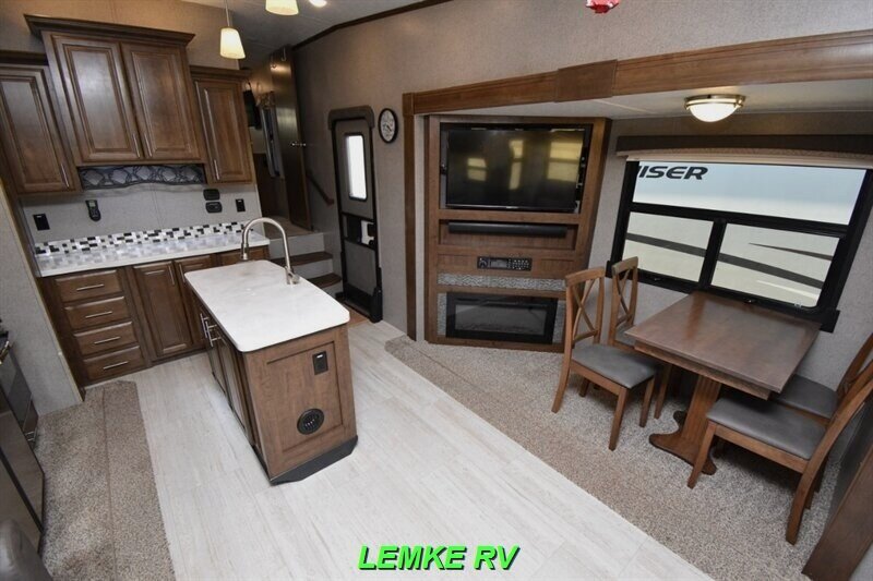 2020 Forest River Rockwood Signature Ultra Lite 8299SB   - Photo 13 - Rocklin, CA 95677